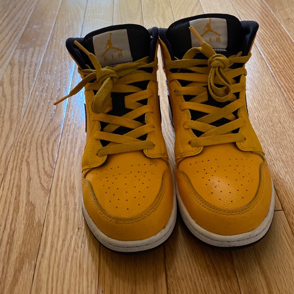 Jordan 1 Mids Big Kids University Gold and Black